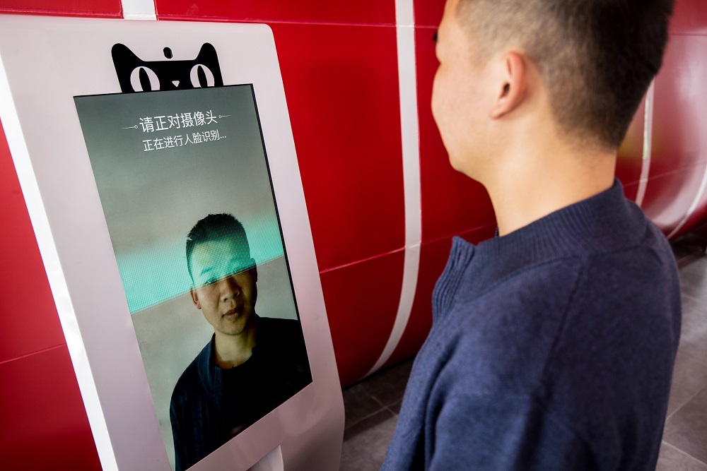 成功预约”超级试驾“的用户可以至天猫汽车广州自动贩卖机大楼进行“刷脸”提车.jpg