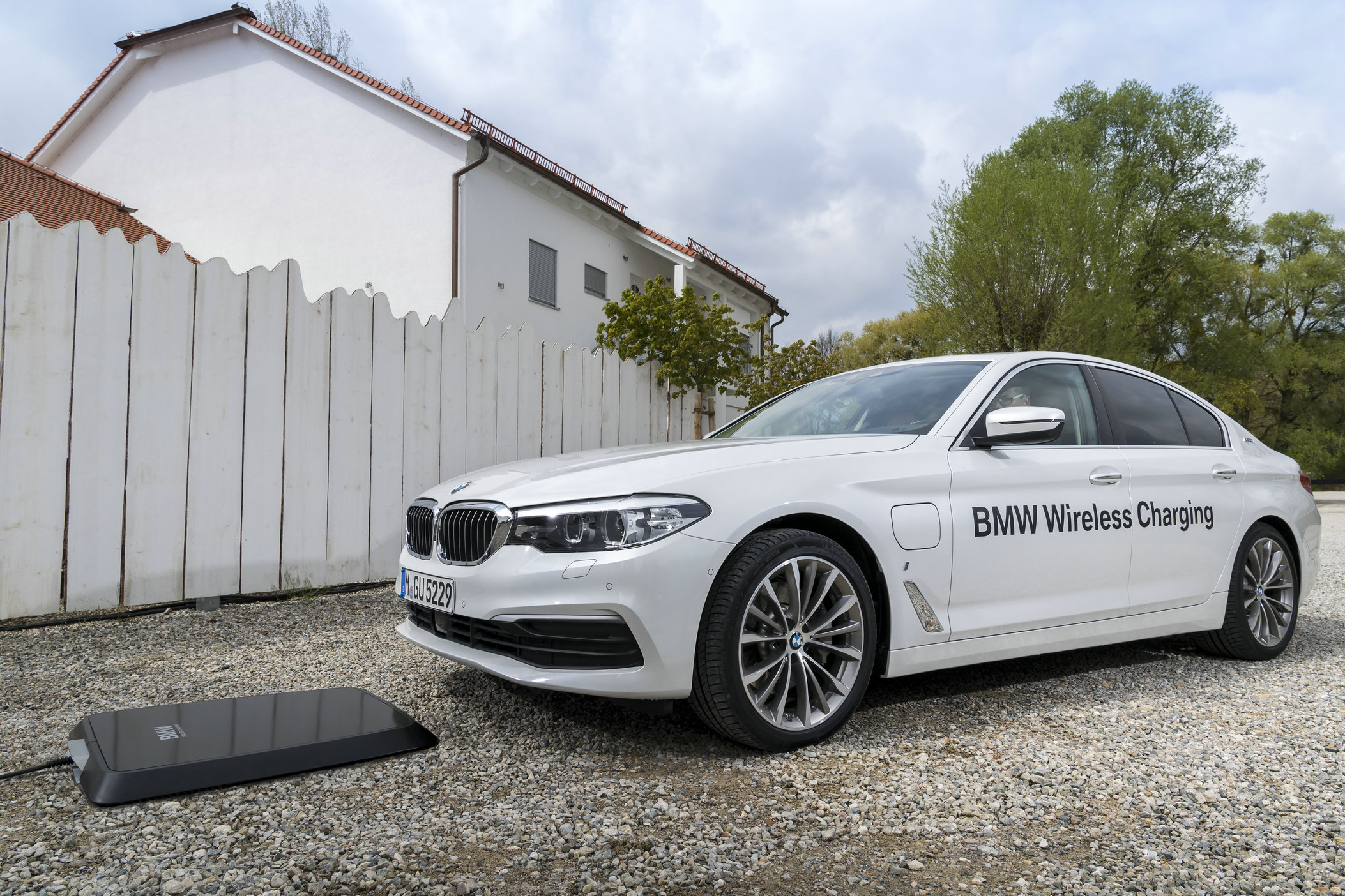 02.BMW无线充电车辆与充电底座.jpg