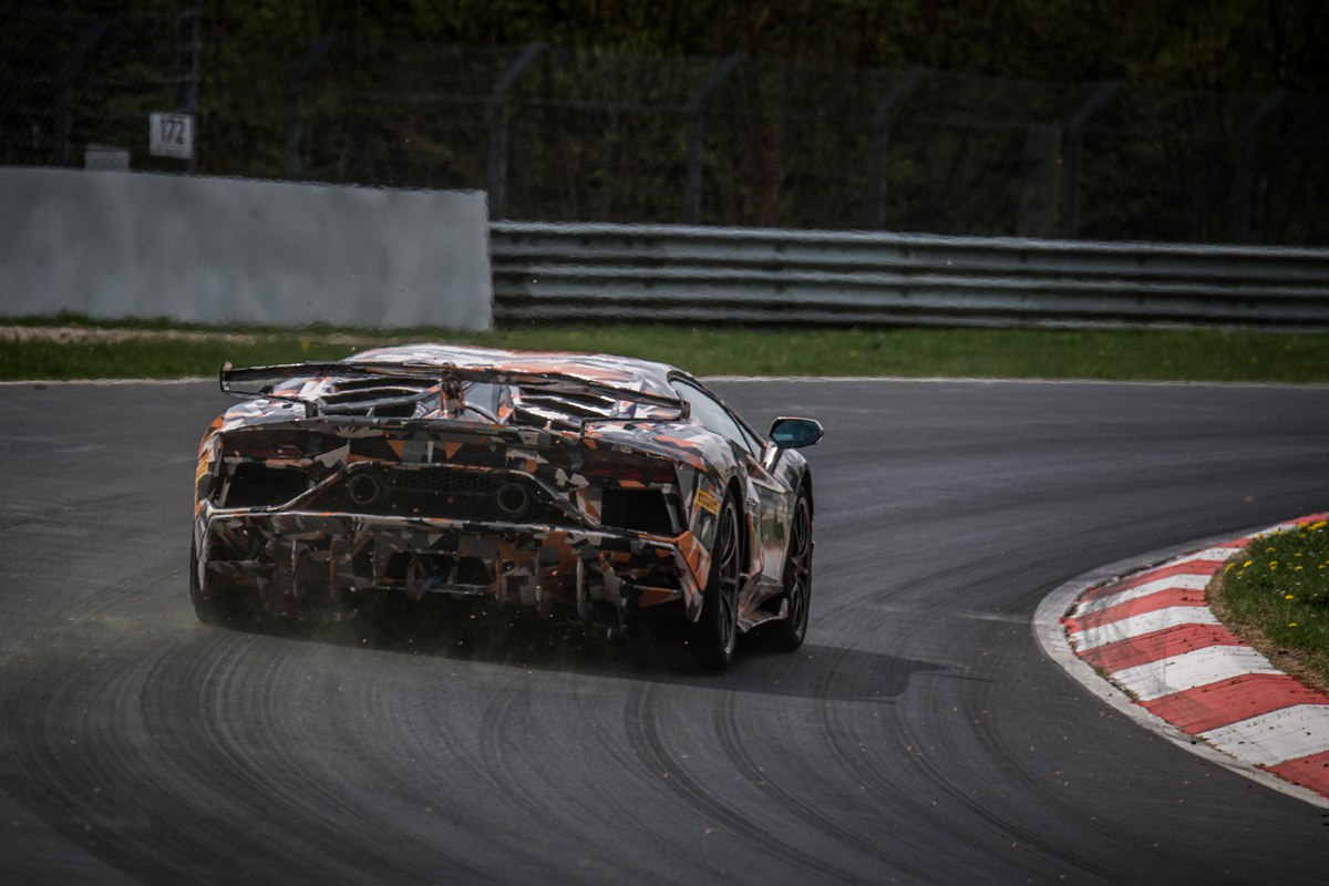 03 - 兰博基尼Aventador SVJ以6分44秒97成绩刷新纽博格林北环赛道圈速纪录.jpg