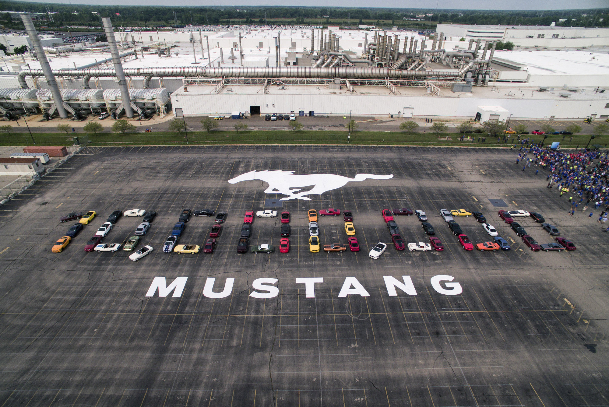 Mustang-60多位福特Mustang车主驾驶着不同年代的Mustang车型摆出10,000,000字样，以示庆祝.jpg
