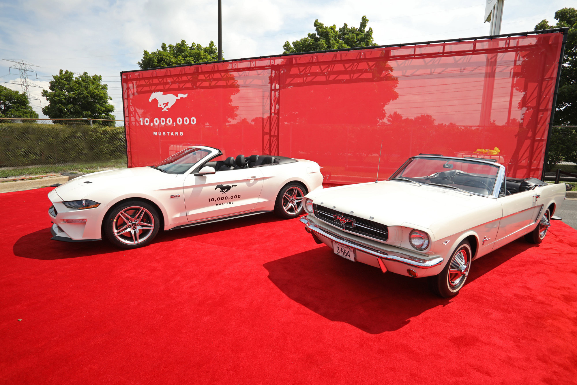 Mustang-第1000万台福特Mustang（左)致敬了1964年产的Mustang VIN 001（右）——第一台有序列号的福特Mustang，搭配3速变速箱和功率164马力的V8发动机。.jpg