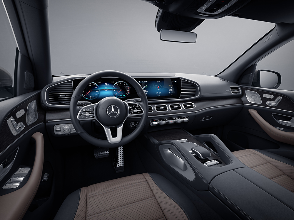 17.+全新GLE+SUV搭载悬浮式设计的中控台的“宽屏驾驶舱”兼具豪华优雅和动感前卫气质.jpg