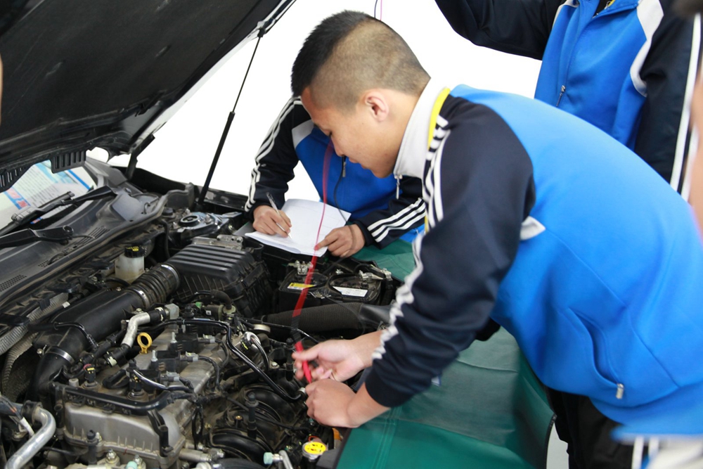 阜平职业教育学校学生正在学习车辆维修技术.jpg