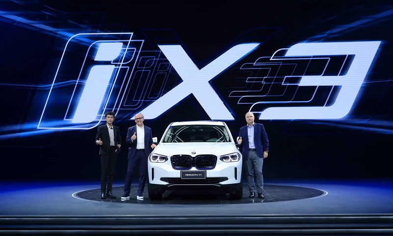 05.BMW新生代代言人易烊千玺和企业高层与创新纯电动BMW iX3合影.jpg