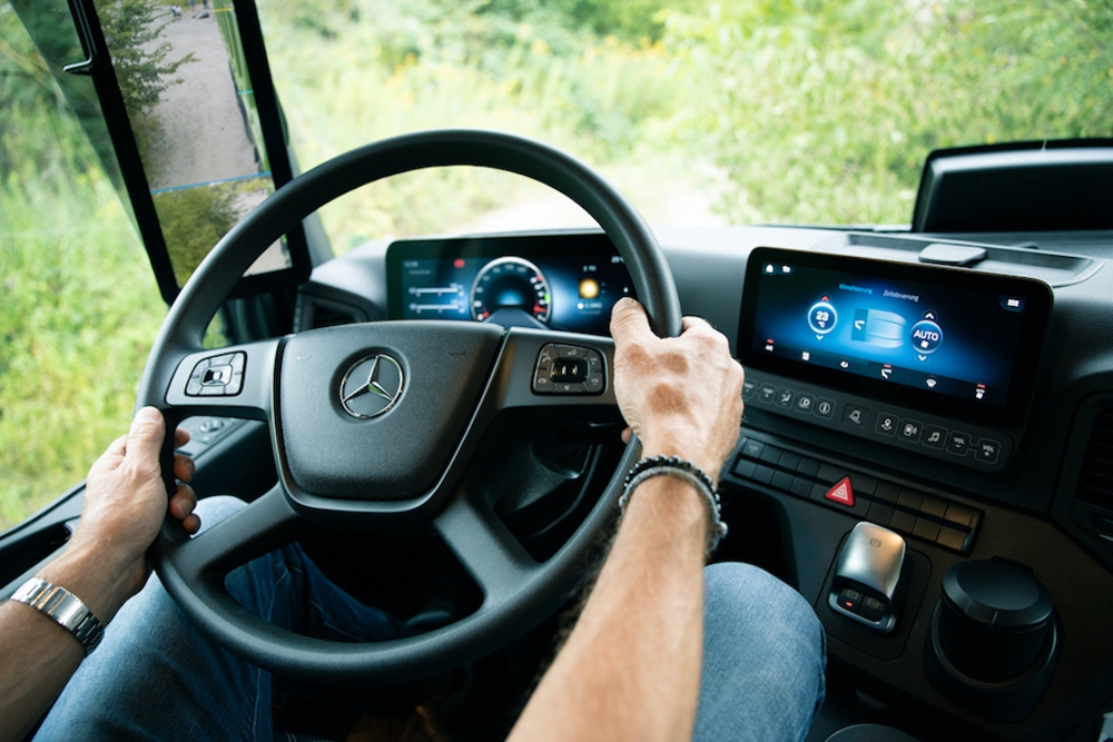 15. 多媒体互动驾驶舱等来自梅赛德斯-奔驰卡车的最新技术也将应用于Arocs车型上.jpg