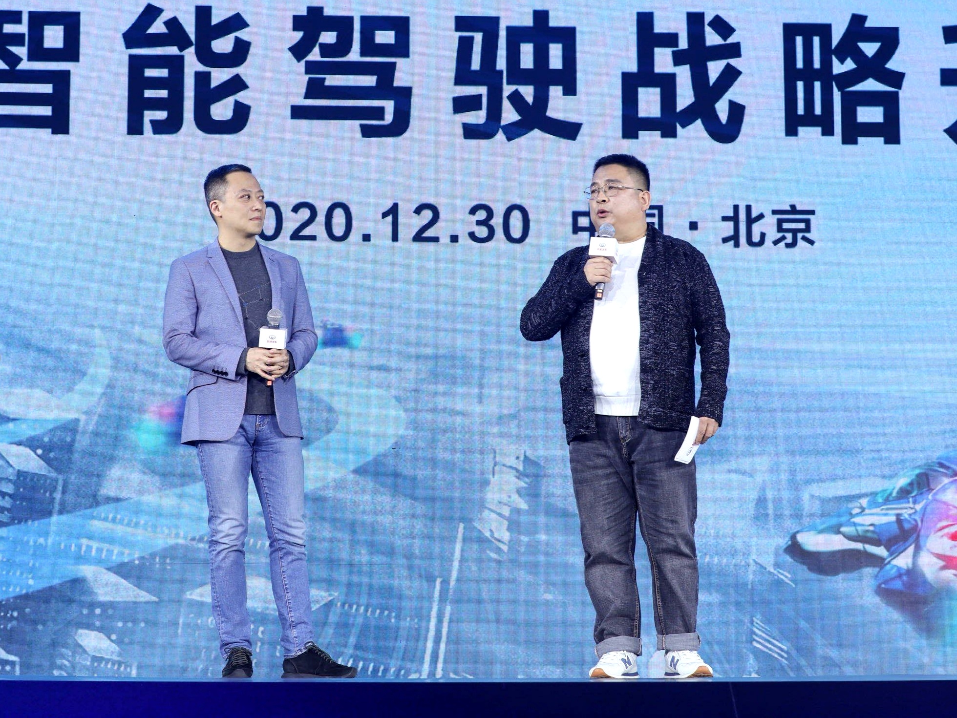 长城汽车轮值总裁孟祥军（右）与著名电影制片人张苗（左）.jpg