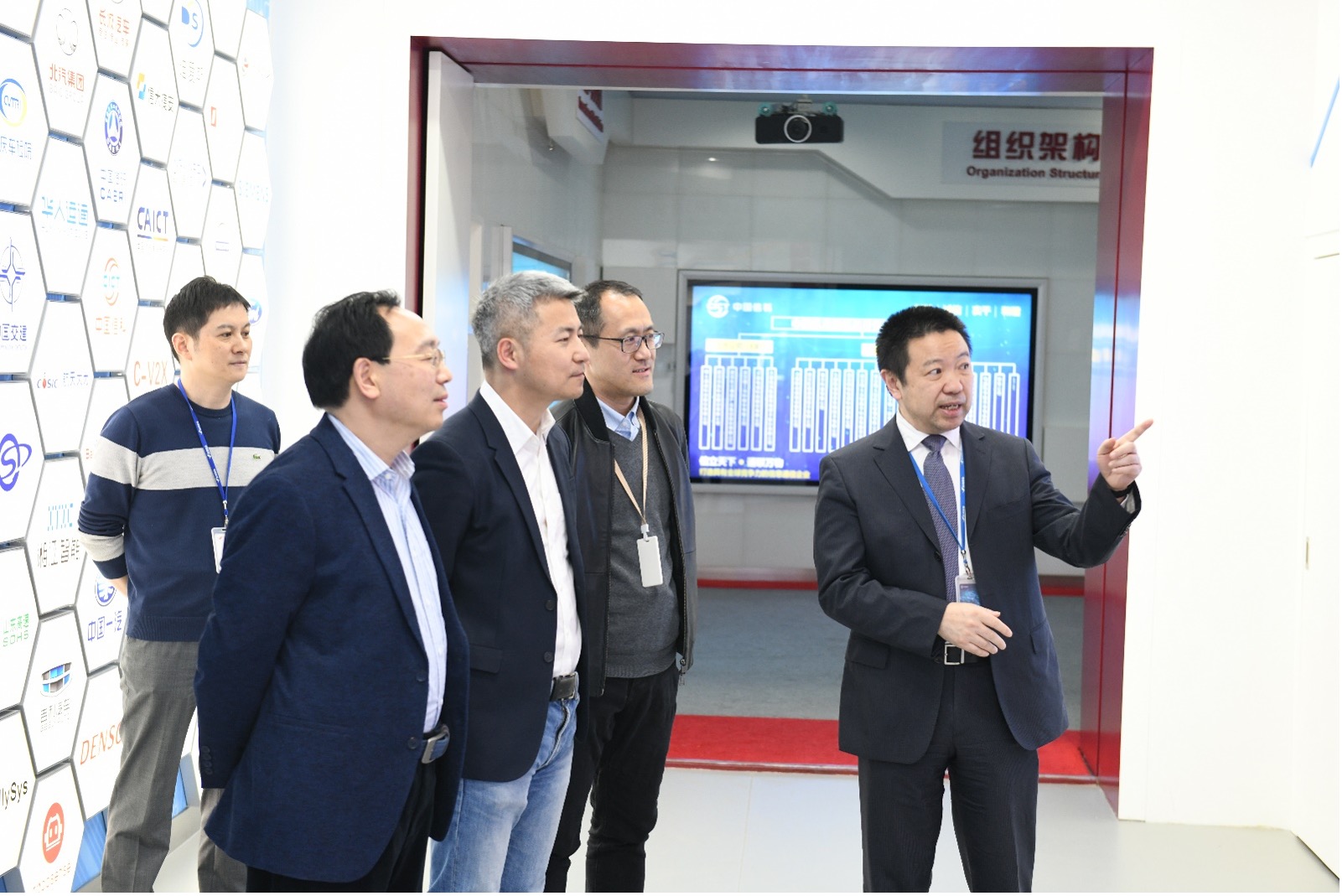 双方领导参观中国信科集团车联网展厅.jpg