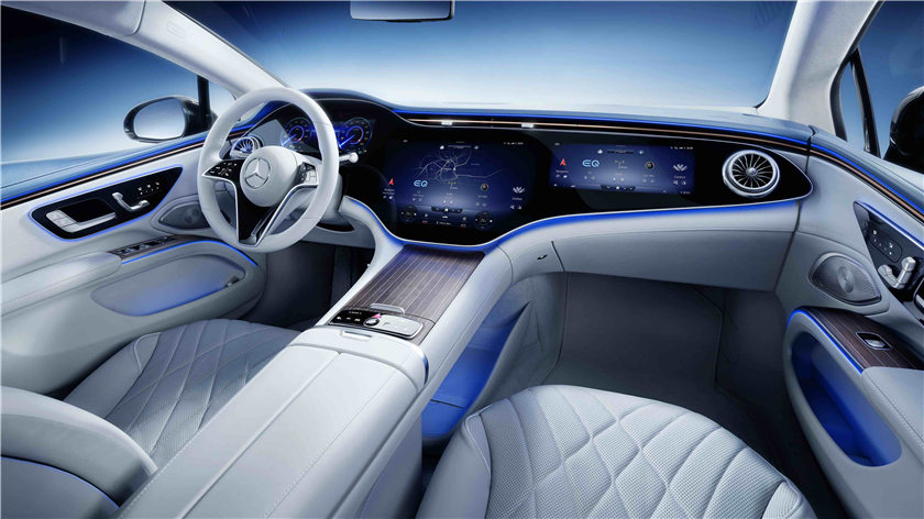 2.奔驰全新EQS纯电轿车搭载MBUX__超联屏（MBUX__Hyperscreen），三屏一体的超大曲面屏整体宽度超过141厘米.jpg