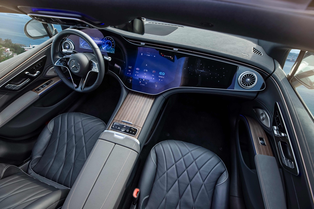 08.全新EQS是梅赛德斯-奔驰旗下首款搭载MBUX超联屏的车型。这块宽度达1.41米的超大曲面屏幕如海浪般蜿蜒于两侧车门之间.jpg