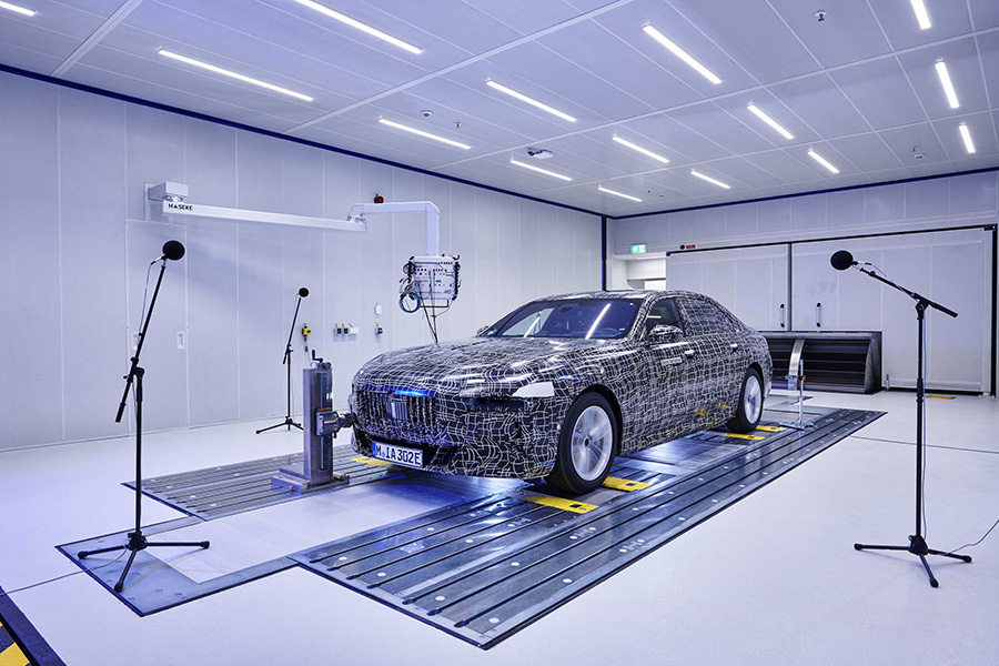 01. BMW i7在宝马集团研究与创新中心试验台接受声学测试.jpg