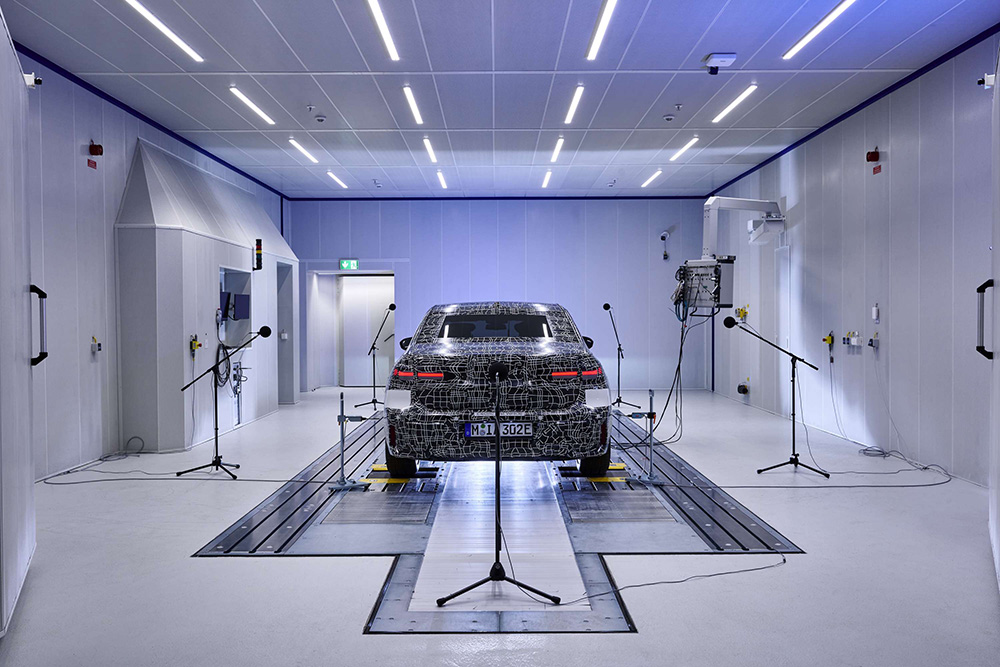 02. BMW i7在宝马集团研究与创新中心试验台接受声学测试.jpg