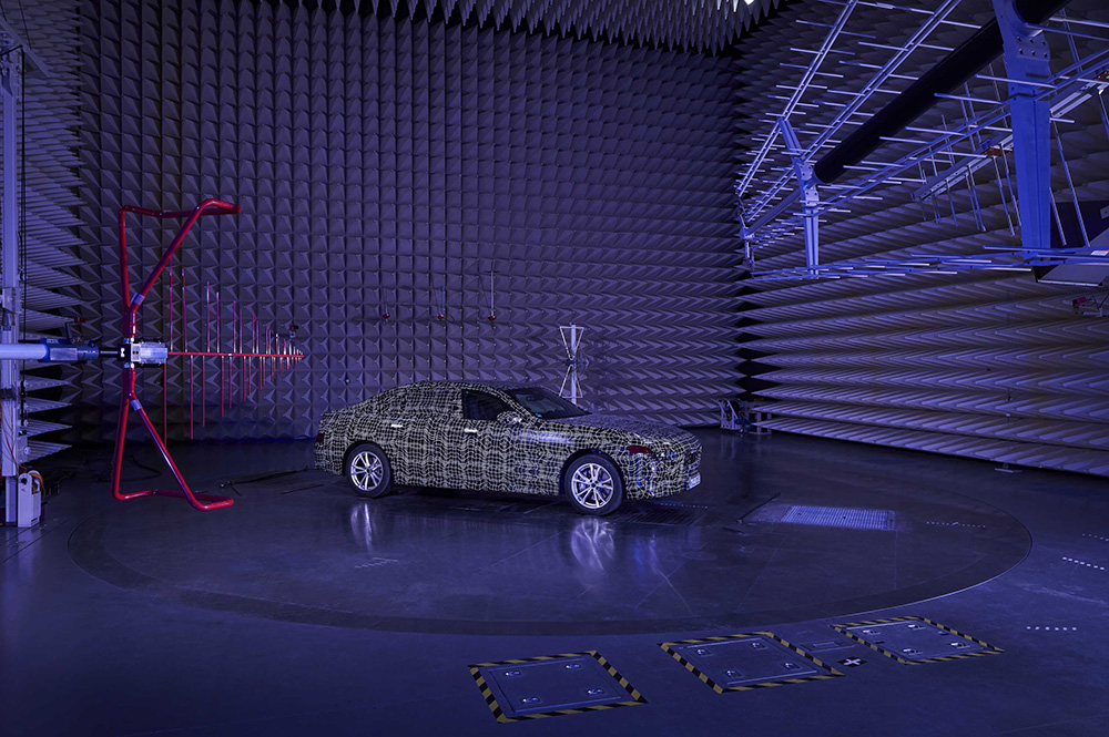 06. BMW i7接受电磁兼容性测试.jpg