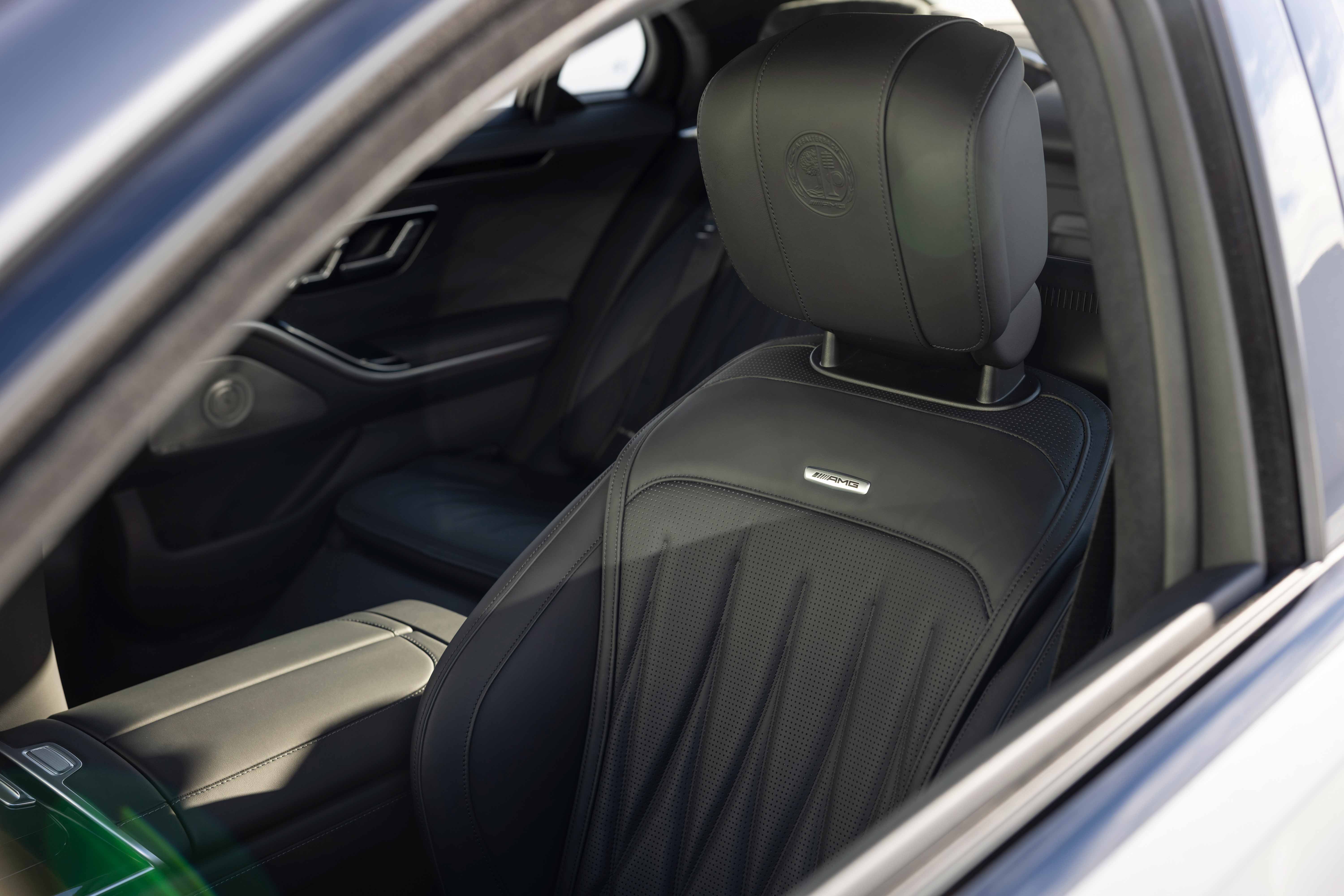 12.头枕饰以AMG家族徽章的AMG高性能运动座椅，在Nappa皮革的包裹下诠释性能与豪华的相得益彰。AMG高性能方向盘采用独特的双辐设计，AMG控制单元不仅可以选择车辆的诸多驾驶功能，也可调节混动模式的四挡回收力度.jpg