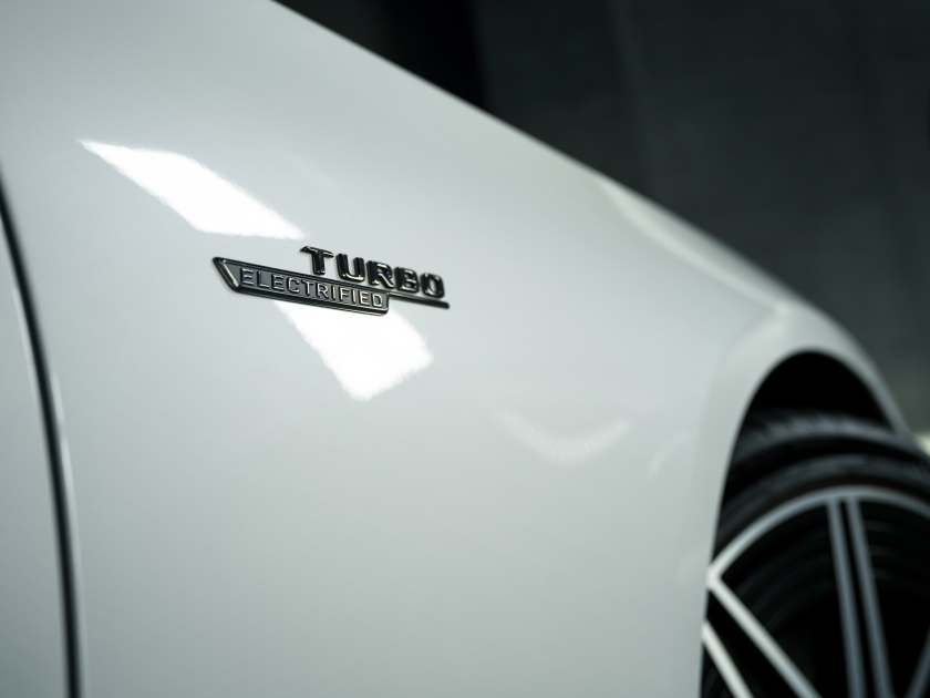 09.全新AMG C 43旅行轿车特别版应用源自F1赛车的电子排气涡轮增压器技术，在怠速状态下，动力也可随踩随到，疾速快感瞬时而达_副本.jpg
