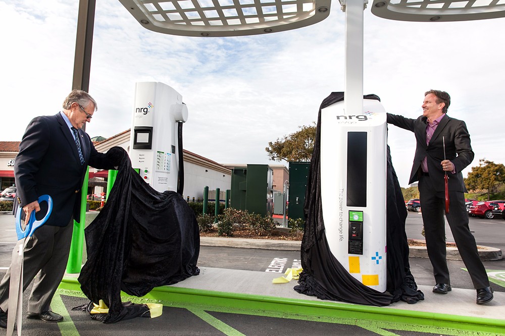 Carlsbad_Mayor_Matt_Hall_&_eVgo_Terry_O'Day_FS_Ribbon_Cutting.jpg