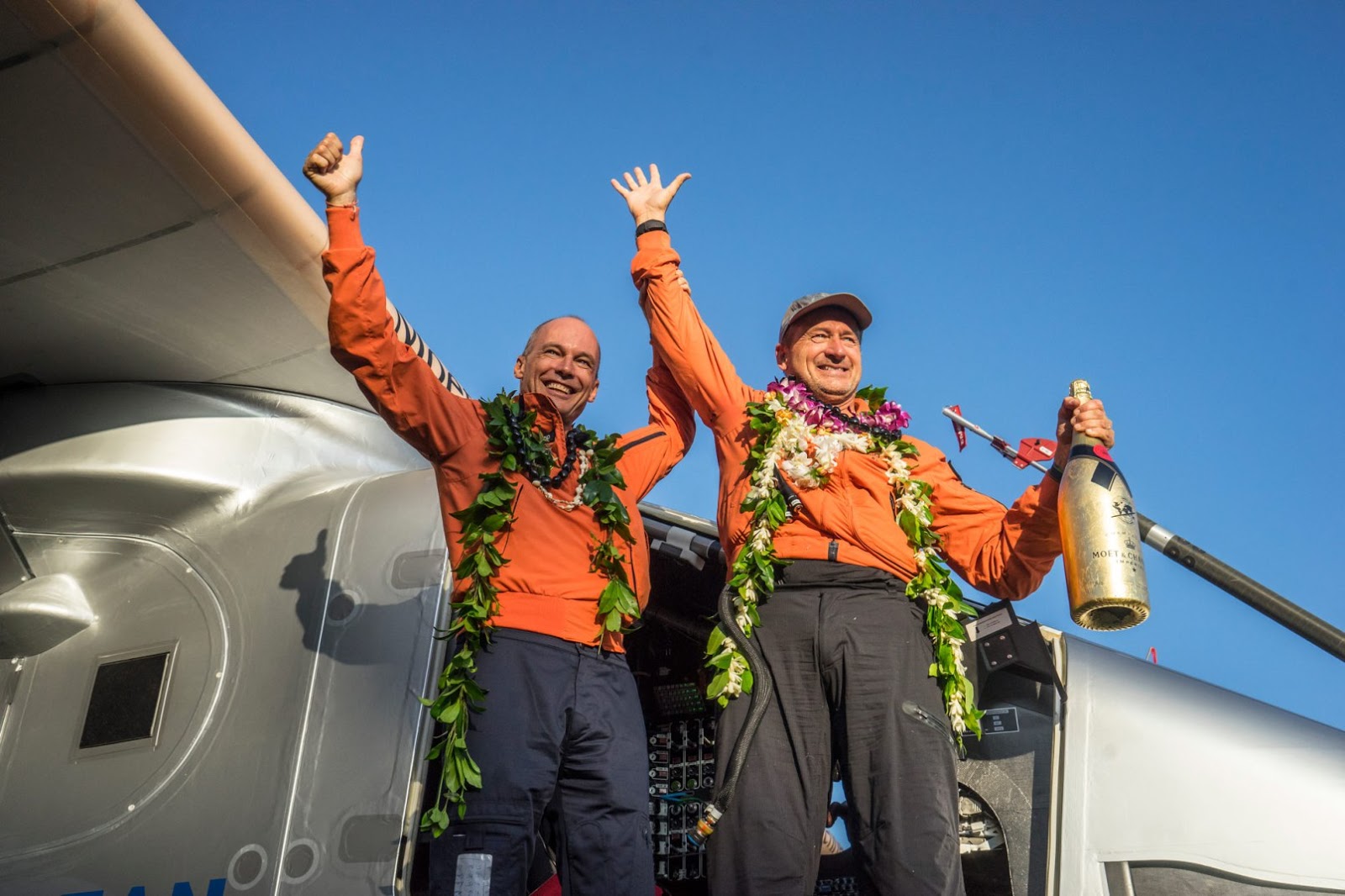 solar plane2015_07_03_solar_impulse_2_rtw_7th_flight_nagoya_to_hawaii_landing_revillard_6579-1.jpg