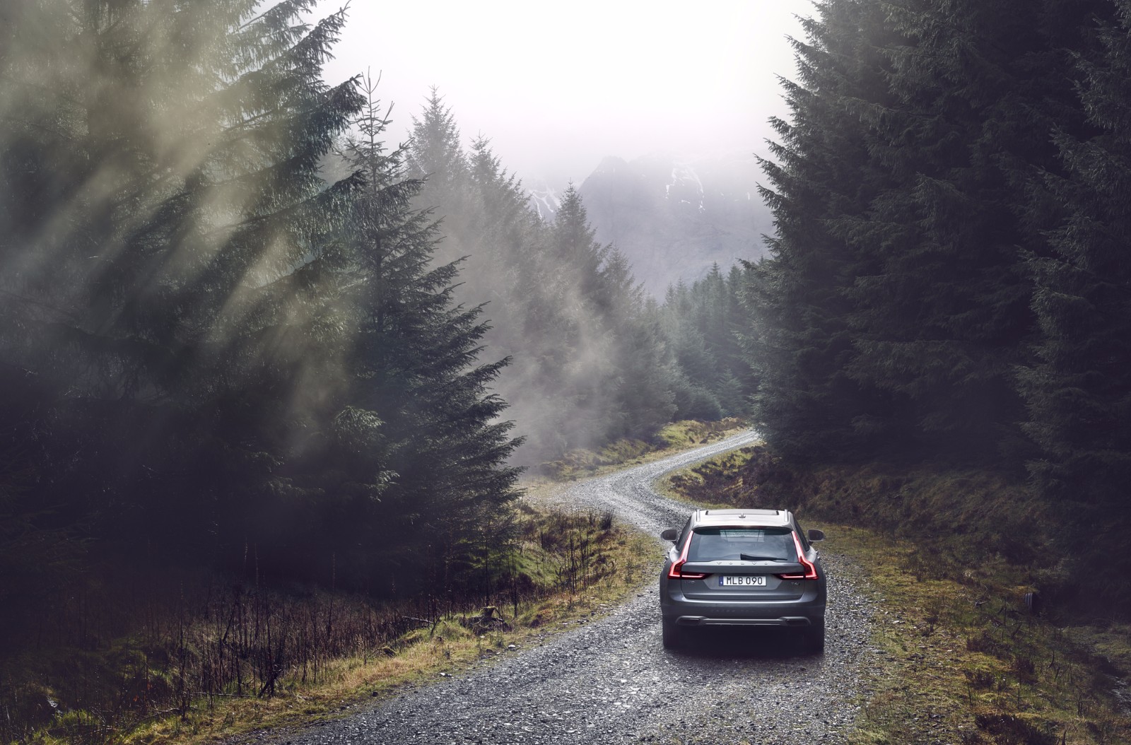 V90 Cross Country (7).jpg