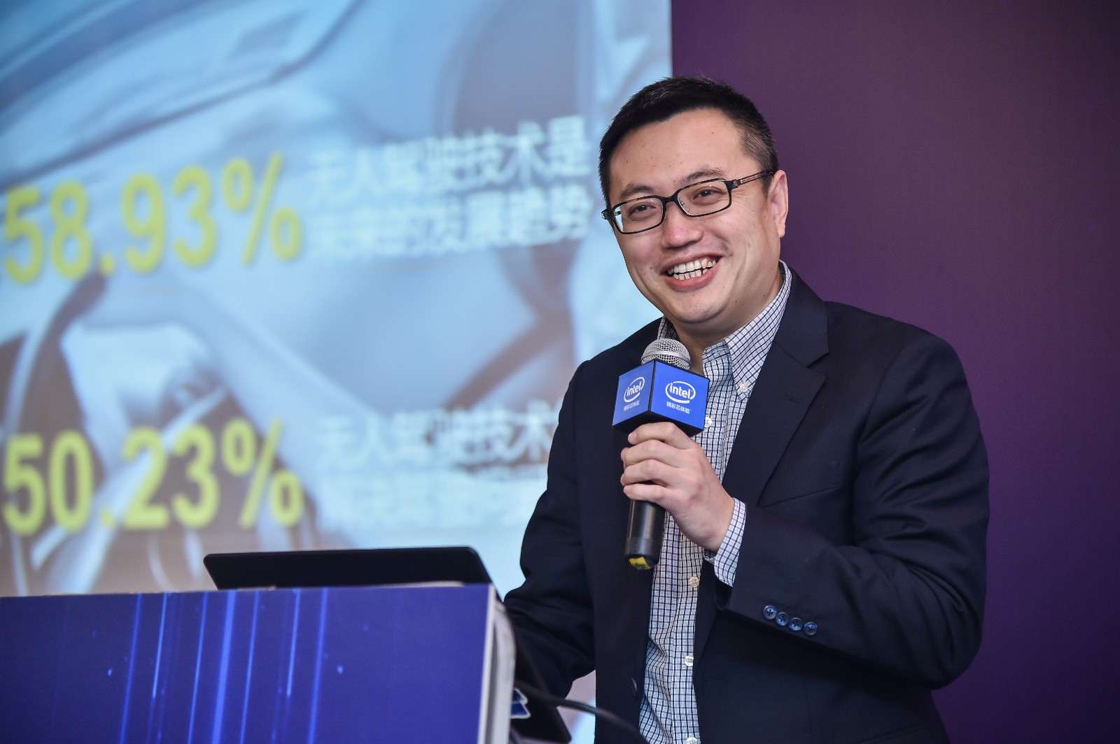 英特尔无人驾驶事业部中国区市场总监徐伟杰发表主题演讲.jpg