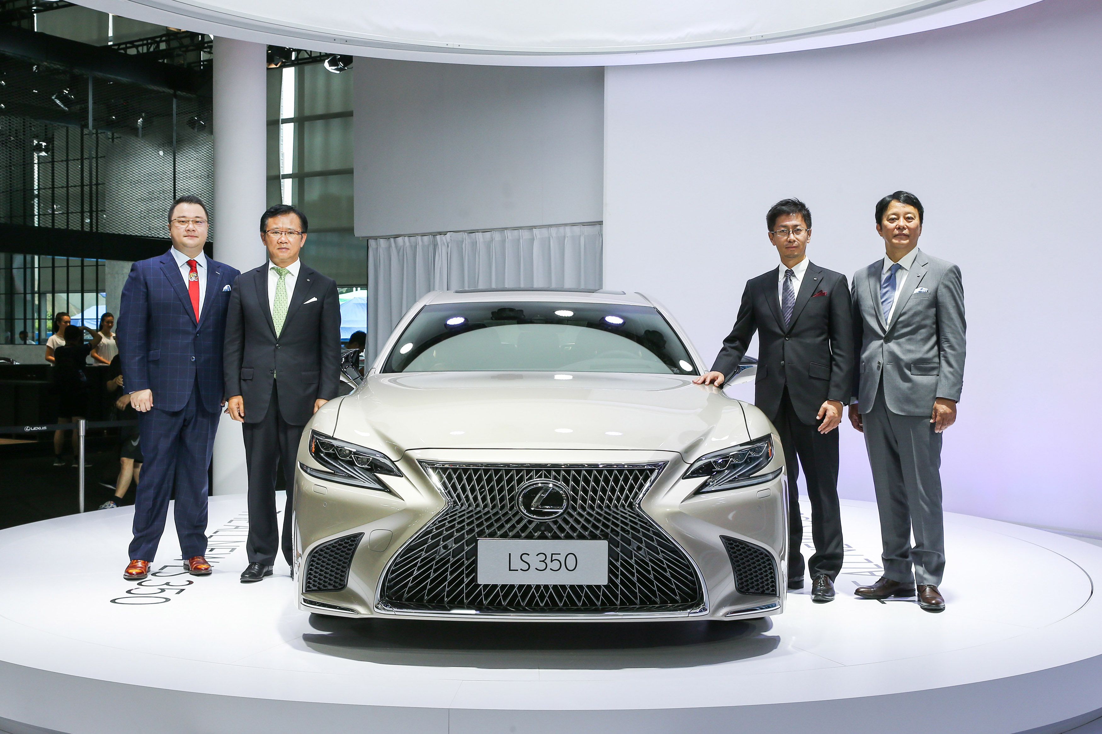 05-LEXUS雷克萨斯中国管理层、全新LEXUS雷克萨斯LS副总工程师大作覚先生（右二）与全新LS350合影.jpg