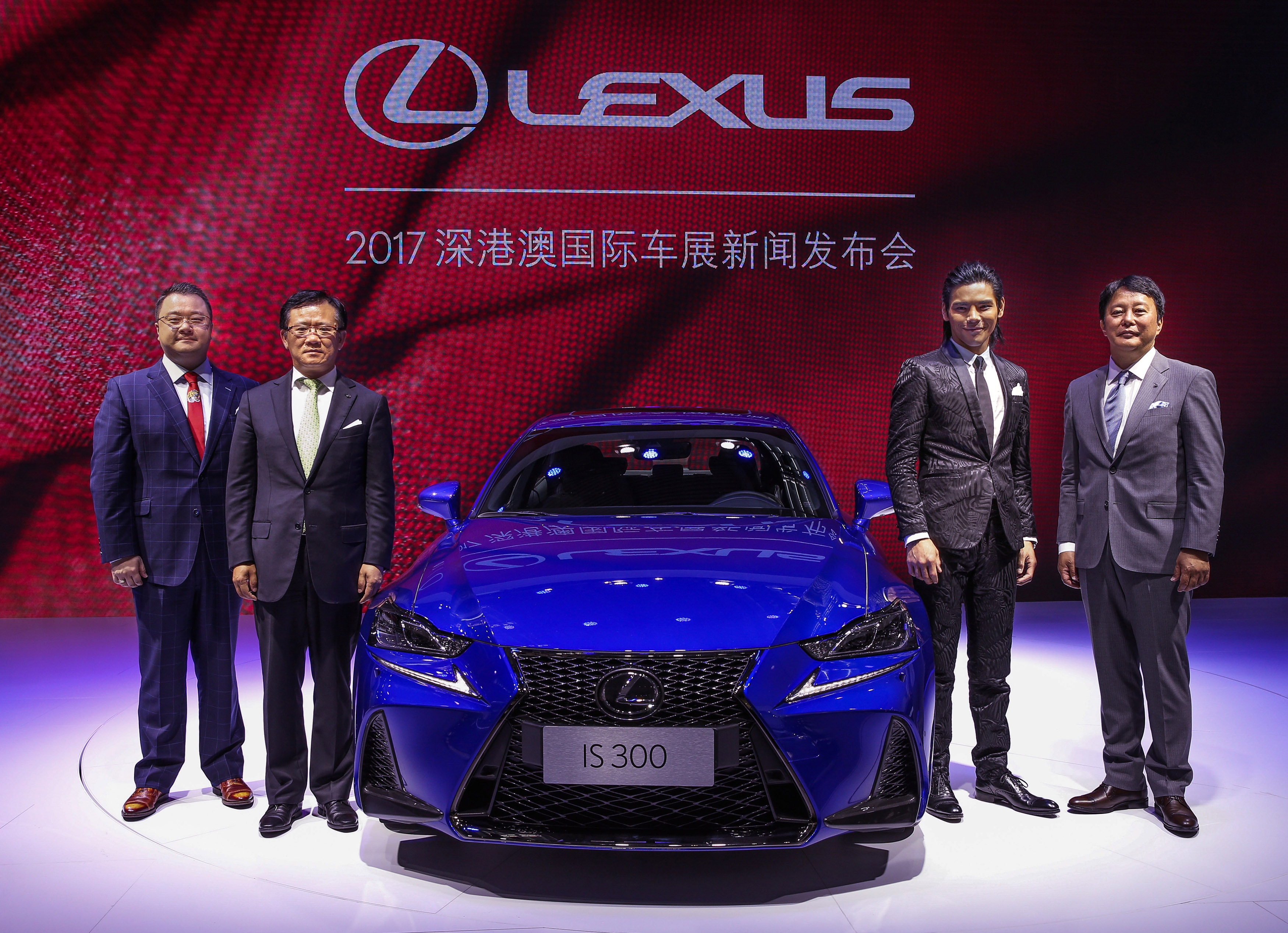 06-LEXUS雷克萨斯中国管理层、著名影星向佐先生（右二）与新IS F SPORT版合影.jpg