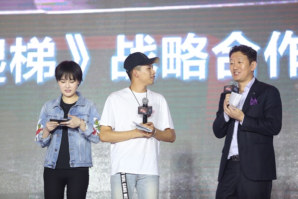 观致汽车有限公司市场和传播执行副总裁宁述勇与MC天佑、球球互动.JPG