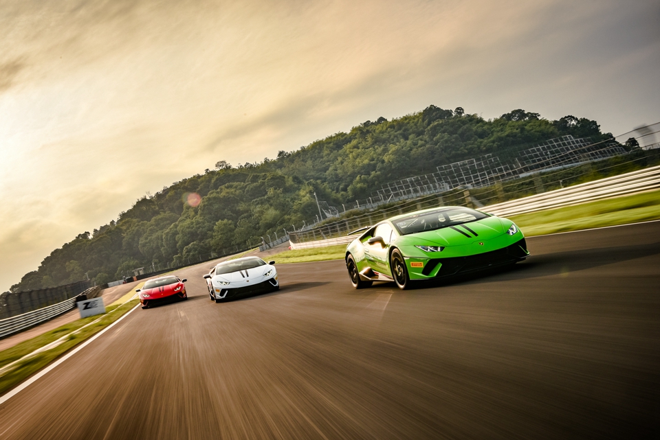 2017兰博基尼Esperienza驾驶体验活动登陆浙江国际赛车场 Huracán Performante首度在中国展开动态试驾 (2).jpg