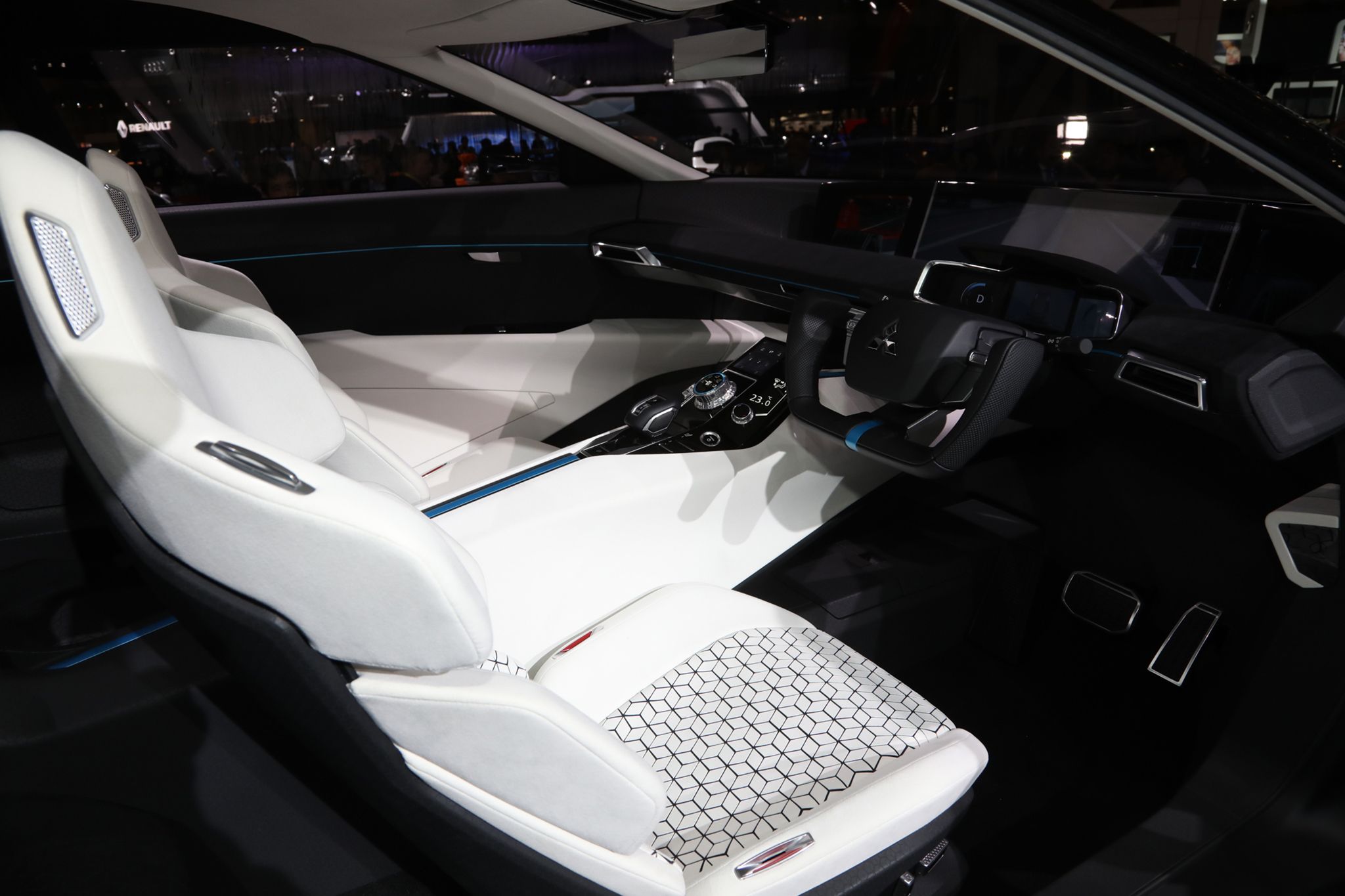 mitsubishi-e-evolution-concept-interior-02.jpg