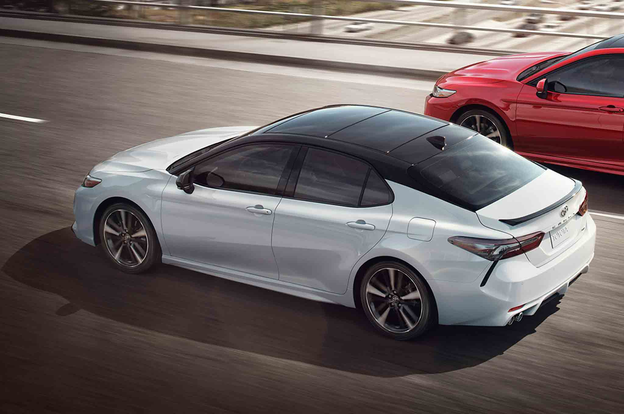 2018-Toyota-Camry-XSE-rear-three-quarter-in-motion-03.jpg