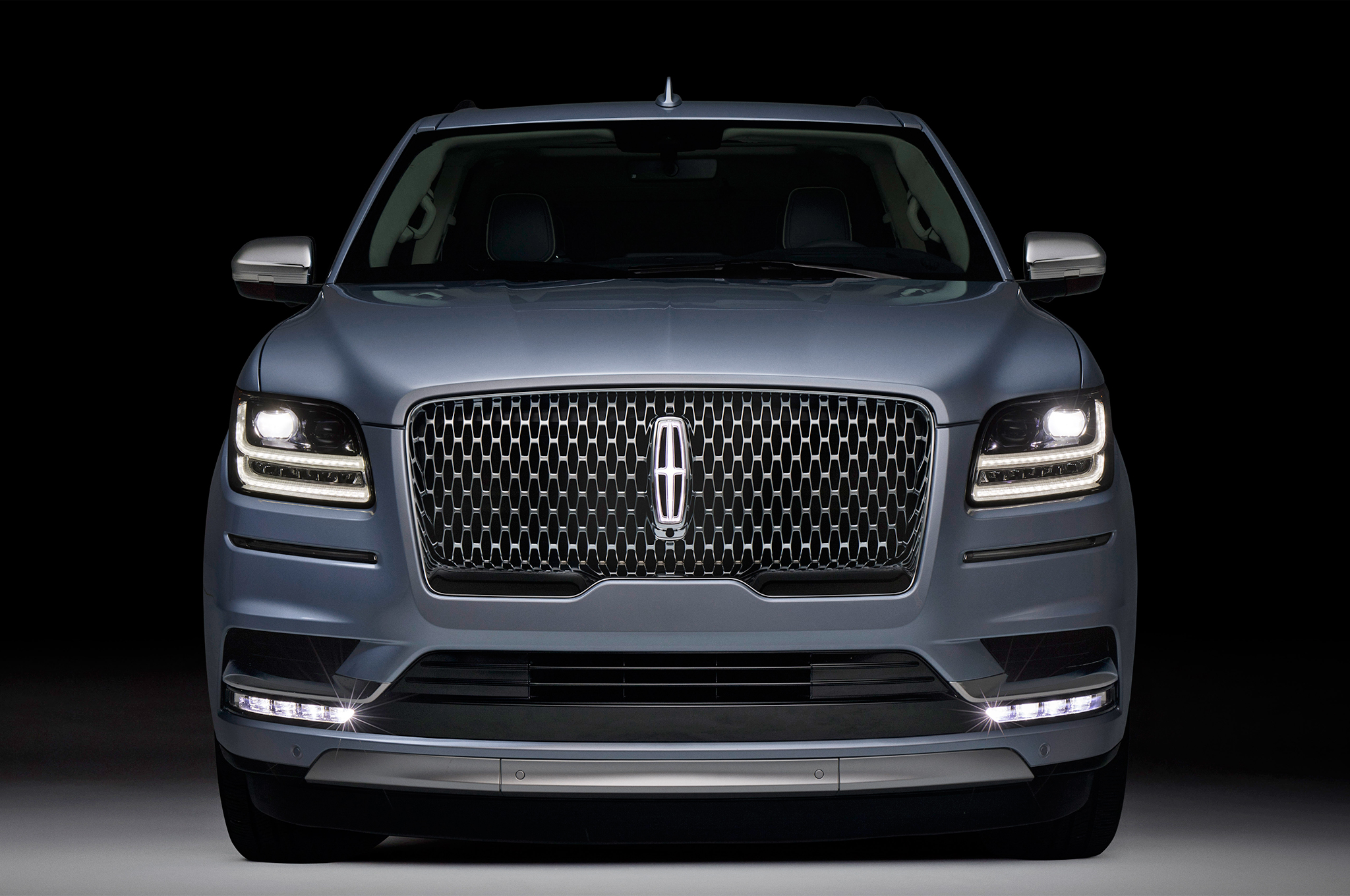 2018-Lincoln-Navigator-front-end-headlights.jpg