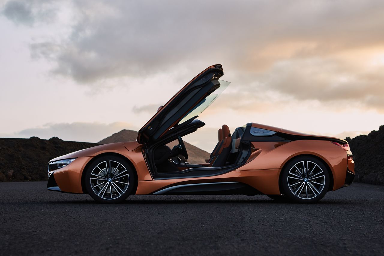 04.新BMW i8 Roadster 侧面 车门开启.jpg
