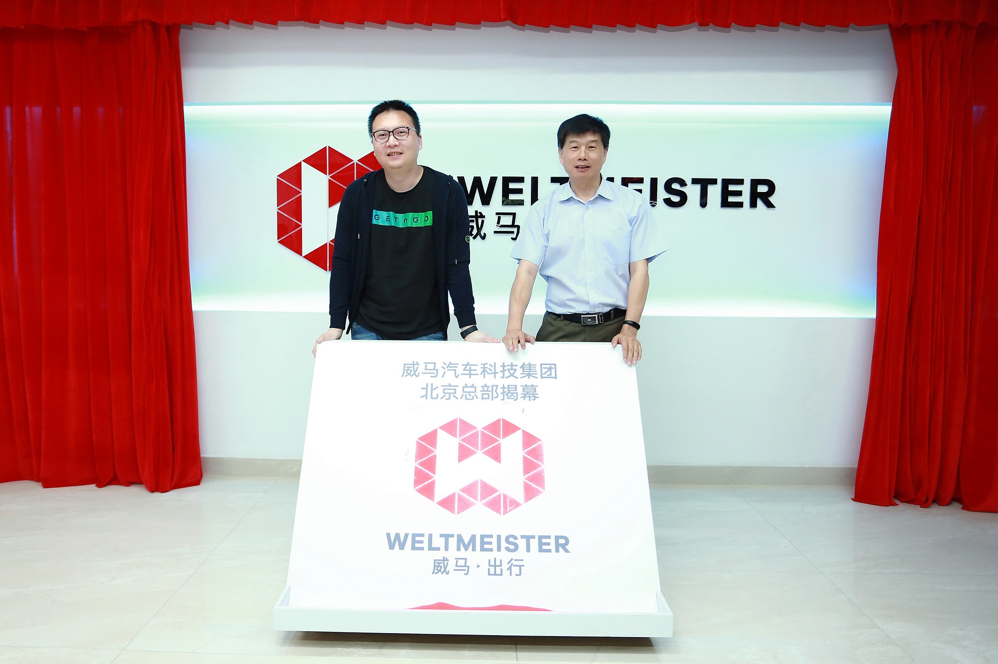 01 威马汽车联合创始人、战略规划副总裁陆斌与威马汽车合伙人兼首席运营官徐焕新博士在现场为威马汽车北京区域总部揭牌.jpg