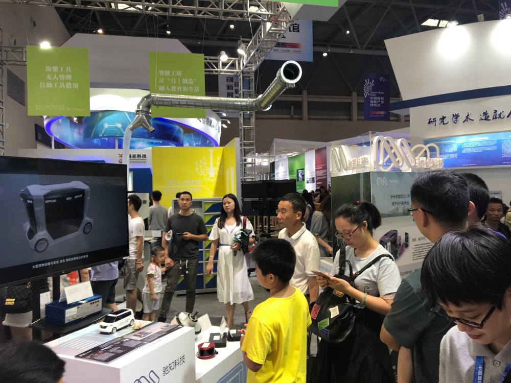 观展人群1.jpg