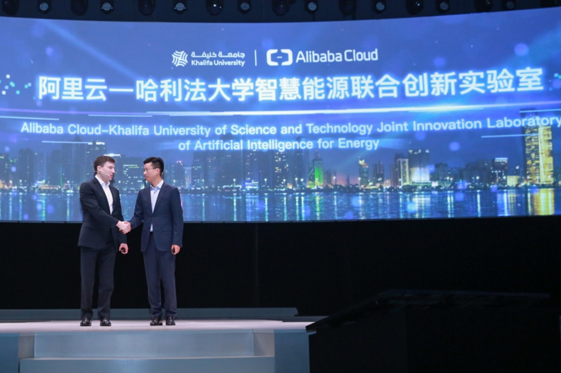 阿联酋哈利法大学资深副校长Steven Griffiths博士(左)和阿里云总裁胡晓明.png