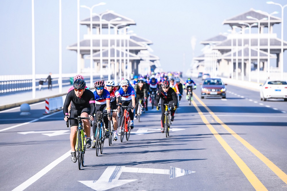 TREK100骑友们骑行在灞渭大桥上.jpg