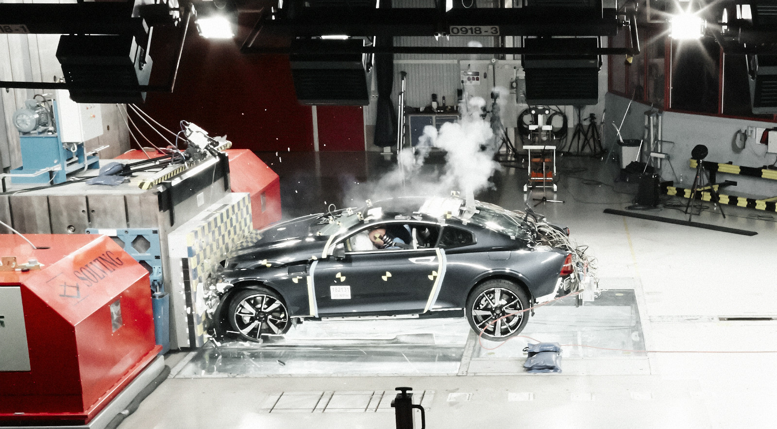 Polestar 1 验证原型车碰撞测试图片2.jpg