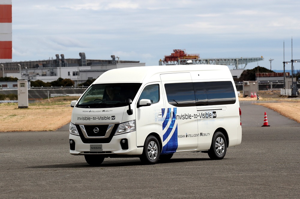 日产汽车“无形可视化（Invisible-to-Visible, I2V）”技术测试车辆日产NV350 Caravan02.jpg