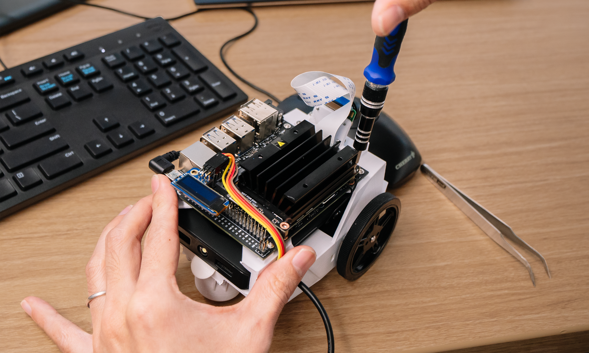 新闻稿配图-jetson-nano-desk (1).png