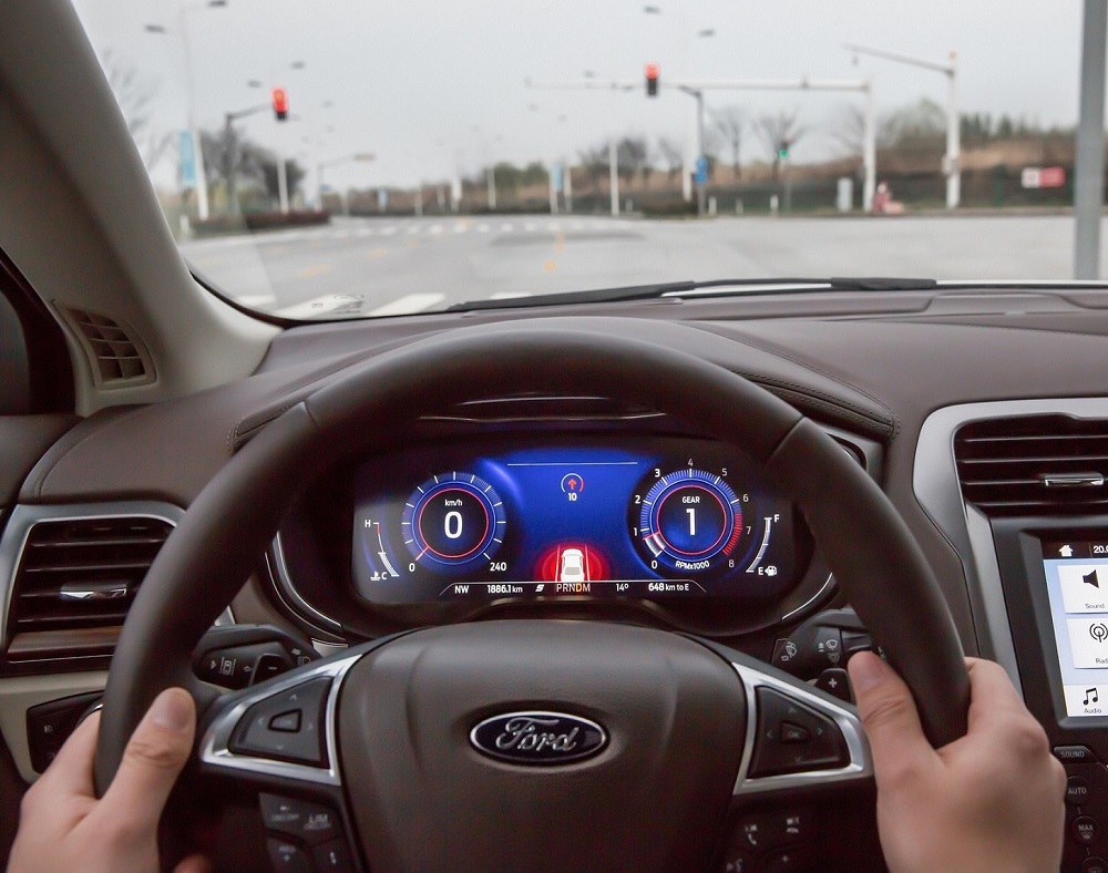 福特借助C-V2X技术使车与交通信号灯进行互联，将前方红绿灯的信息更准确地推送给车辆.jpg