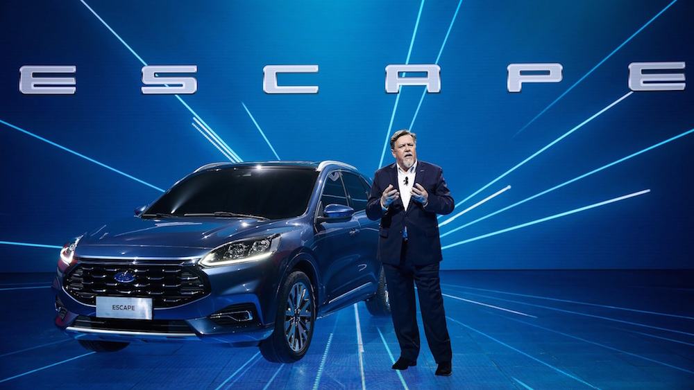 福特汽车公司设计副总裁Moray Callum揭幕专为中国消费者独特设计前脸造型的全新福特Escape中级SUV车型.jpg