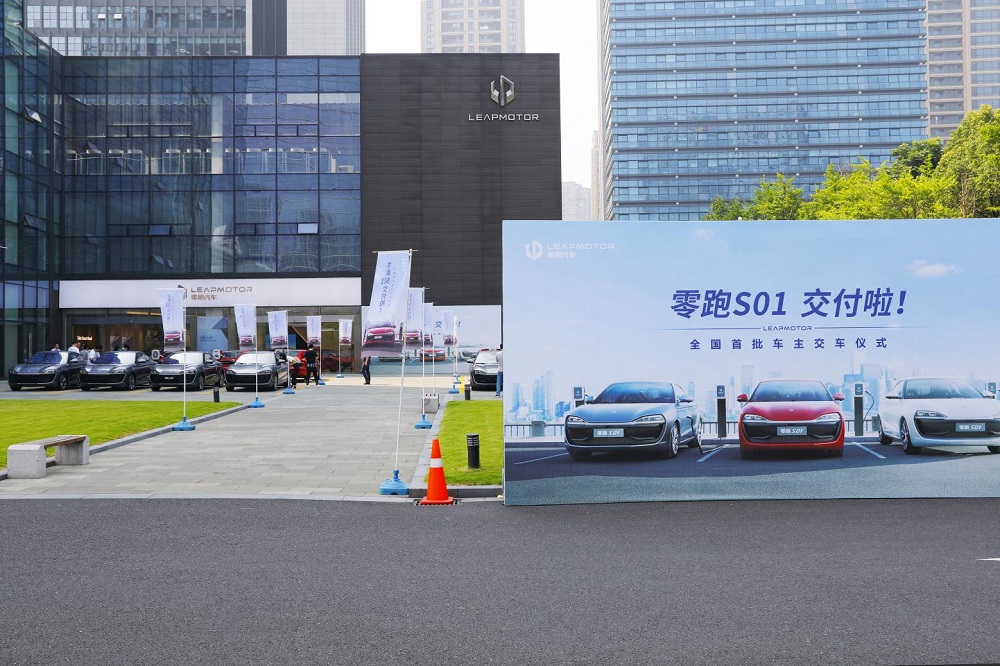 零跑S01首批车主交付现场.jpg
