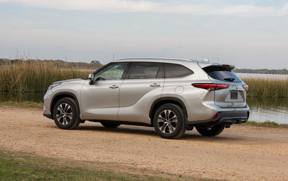2020_Toyota_Highlander_XLE_FWD_Silver-Metallic_005-1500x943.jpg
