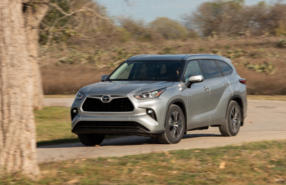 2020_Toyota_Highlander_XLE_FWD_Silver-Metallic_020.jpg