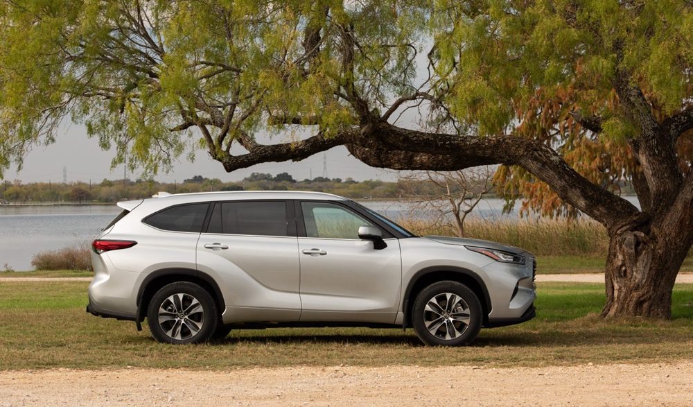 2020_Toyota_Highlander_XLE_FWD_Silver-Metallic_003-1500x880.jpg