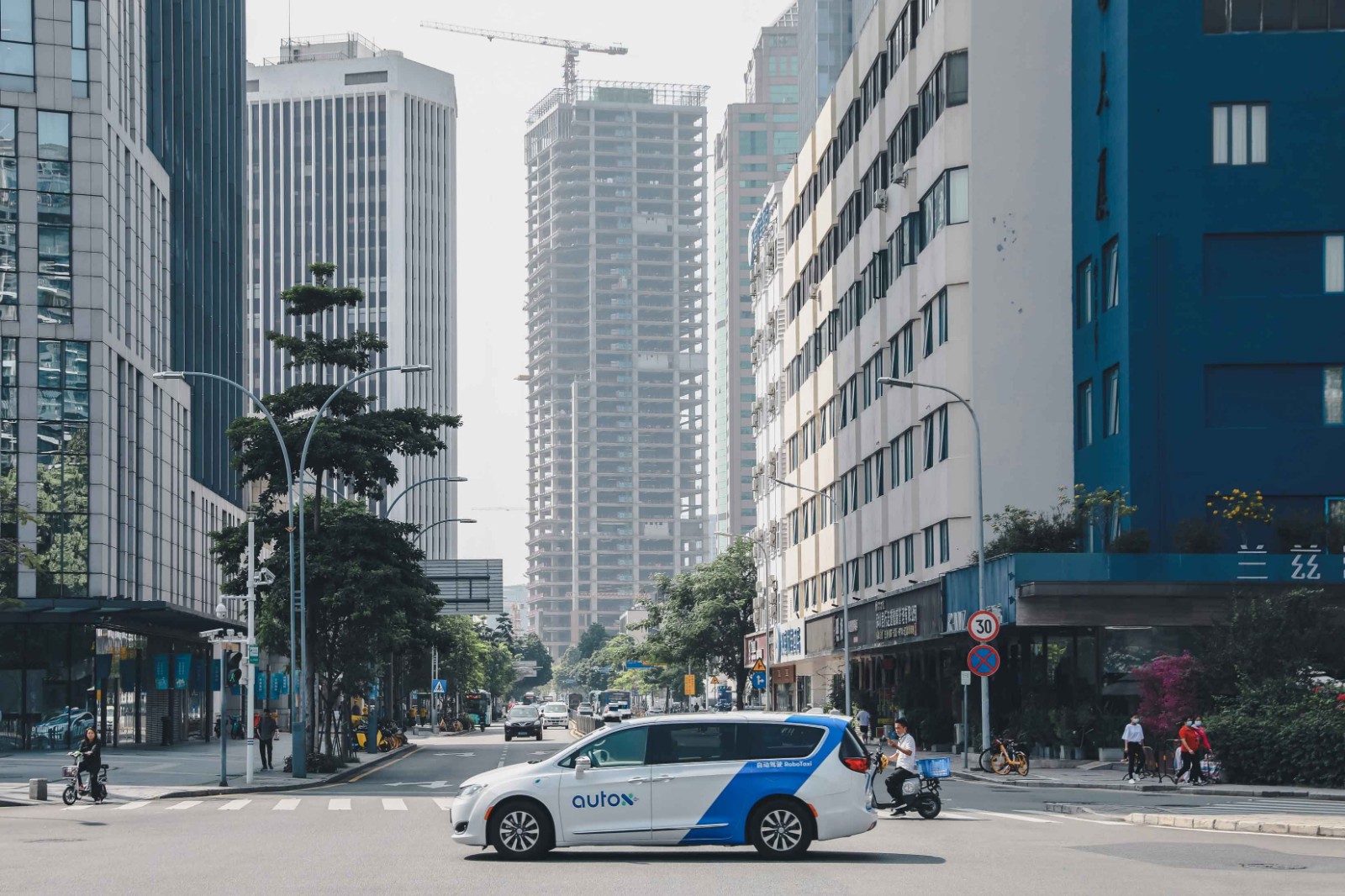 AutoX全无人车在城市道路行驶1.jpg
