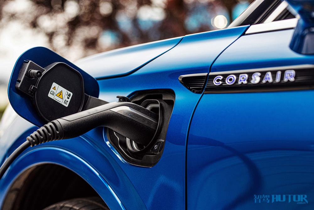 05. 全新林肯冒险家Corsair PHEV-充电口及镶蓝侧铭牌.jpg