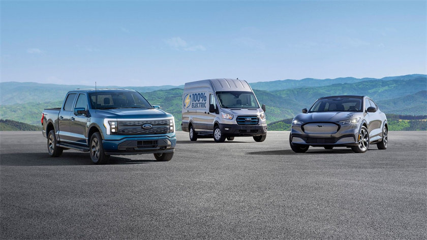 从左至右：福特纯电智能皮卡F-150 Lightning、福特全顺纯电动版、纯电SUV Mustang Mach-E.jpg