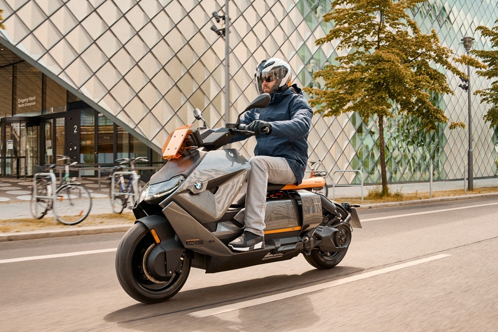 P90428716_lowRes_the-new-bmw-ce-04-th.jpg
