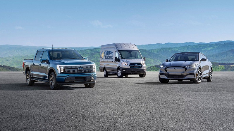 从左至右：福特纯电智能皮卡F-150 Lightning、福特全顺纯电动版、纯电SUV Mustang Mach-E.jpeg
