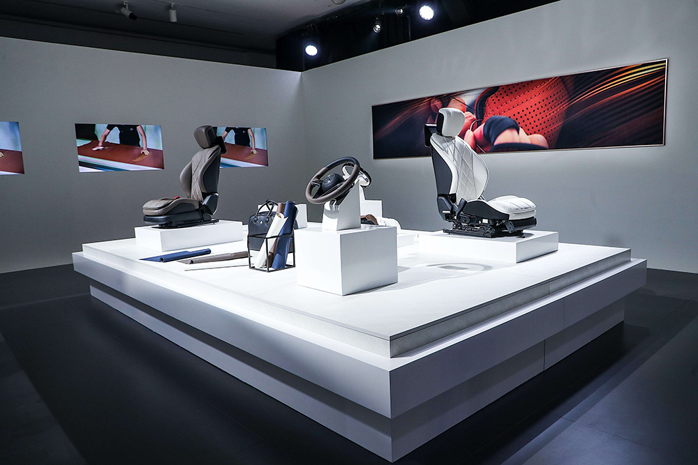 14.迈巴赫100周年品牌展“至美至臻 传奇匠心”展区，呈现“MANUFAKTUR”匠心高定项目.jpg