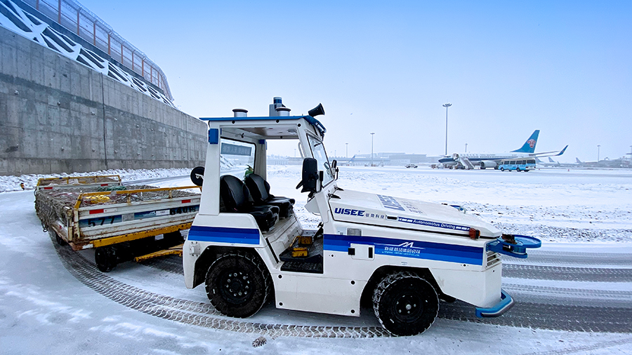 驭势科技无人驾驶行李牵引车在冰雪气候下运营.jpeg